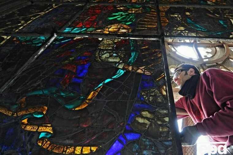 Итальянский политик Эмануэле Кани повредил исторический витраж 1932 года в Риме