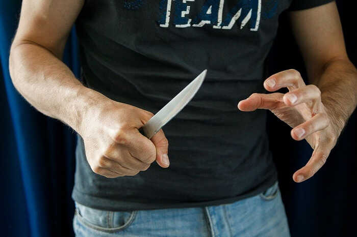 В Чебоксарах подросток взял в заложники мать и брата, напав на женщину ножом