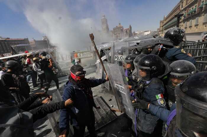 В Мехико вспыхнули столкновения на протестах после убийства антикартельного мэра Карлоса Мансо