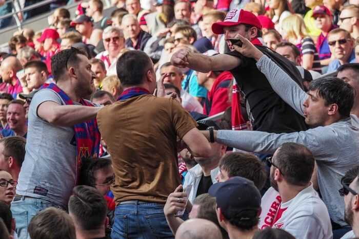Фанаты «Спартака» устроили драку с болельщиками ЦСКА на стадионе после матча