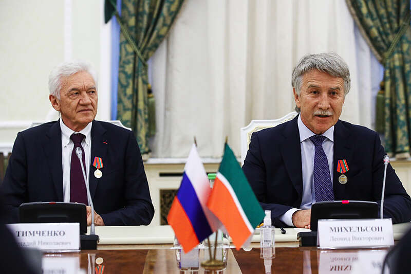 Два крупнейших акционера СИБУРа – Леонид Михельсон (36 процентов) и Геннадий Тимченко (17 процентов). Два крупнейших акционера СИБУРа – Леонид Михельсон (36 процентов) и Геннадий Тимченко (17 процентов). dqxikeidqxitksld