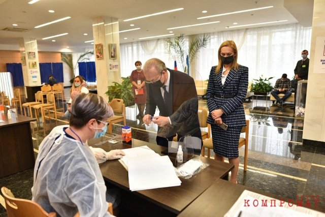 Андрей Назаров с супругой на избирательном участке