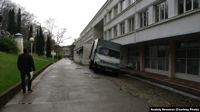 По условиям контракта старые кондиционеры в лагерях