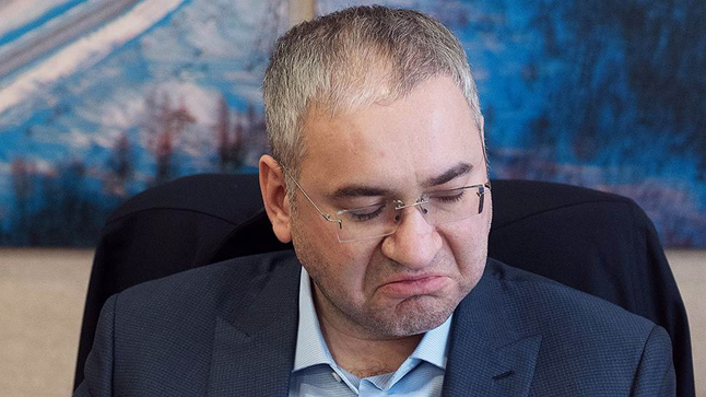 Пирумов оформляет  Пирумов оформляет