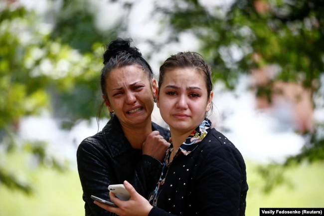 Родственники встречают задержанных возле изолятора на Окрестина в Минске, 13 августа 2020 года. Фото: Reuters