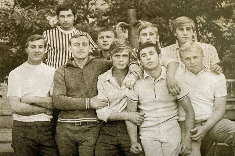 Первый ряд слева: Толя Филенков с Вахитово, Сергей Антипов, Витя Захаров с Газовой, Валерий Степин, Женя Борин. Второй ряд: Фарит Музафаров, Мусик, Володя Богомолов  uriqzeiqqiuhrmf dqxikeidqxizsld