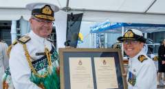 Командующий ВМФ Новой Зеландии и Ивони Грей (фото: nzdf.mil.nz)